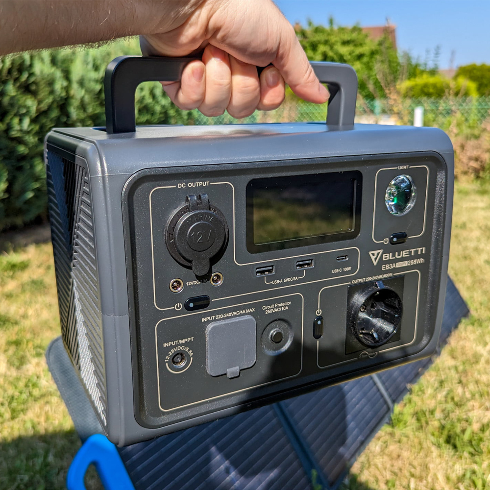 Bluetti EB3A - Bobot hanya 5 kg, mudah dibawa bepergian lengkap dengan jinjingan