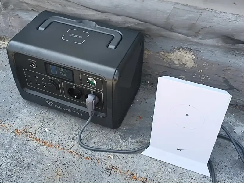 Menggunakan power station Bluetti sangatlah mudah. Cukup tekan tombol power dan siap digunakan.